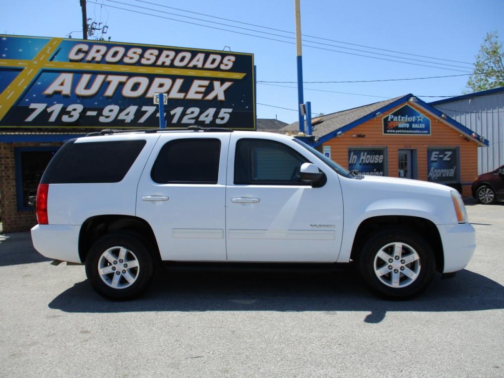 2011 WHITE GMC YUKON SLE1 2WD (1GKS1AE04BR) with an 5.3L V8 OHV 16V FFV engine, 6-SPEED AUTOMATIC transmission, located at 310 Spencer Hwy, South Houston, TX, 77587, (713) 947-1245, 29.664383, -95.228897 - LOOK!! NEW ARRIVAL GMC YUKON, THIS YUKON HAS GONE THROUGH CROSSROADS AUTOPLEX MULTI-POINT INSPECTION AND READY FOR DELIVERY. THIS VEHICLE IS EQUIPPED WITH 3RD SEATING FOR THE WHOLE FAMILY. POWER WINDOWS AND LOCKS, TILT, GREAT SOUND SYSTEM, LEATHER INTERIOR. MOTOR AND TRANSMISSION RUNS GREAT AND SHIF - Photo #1