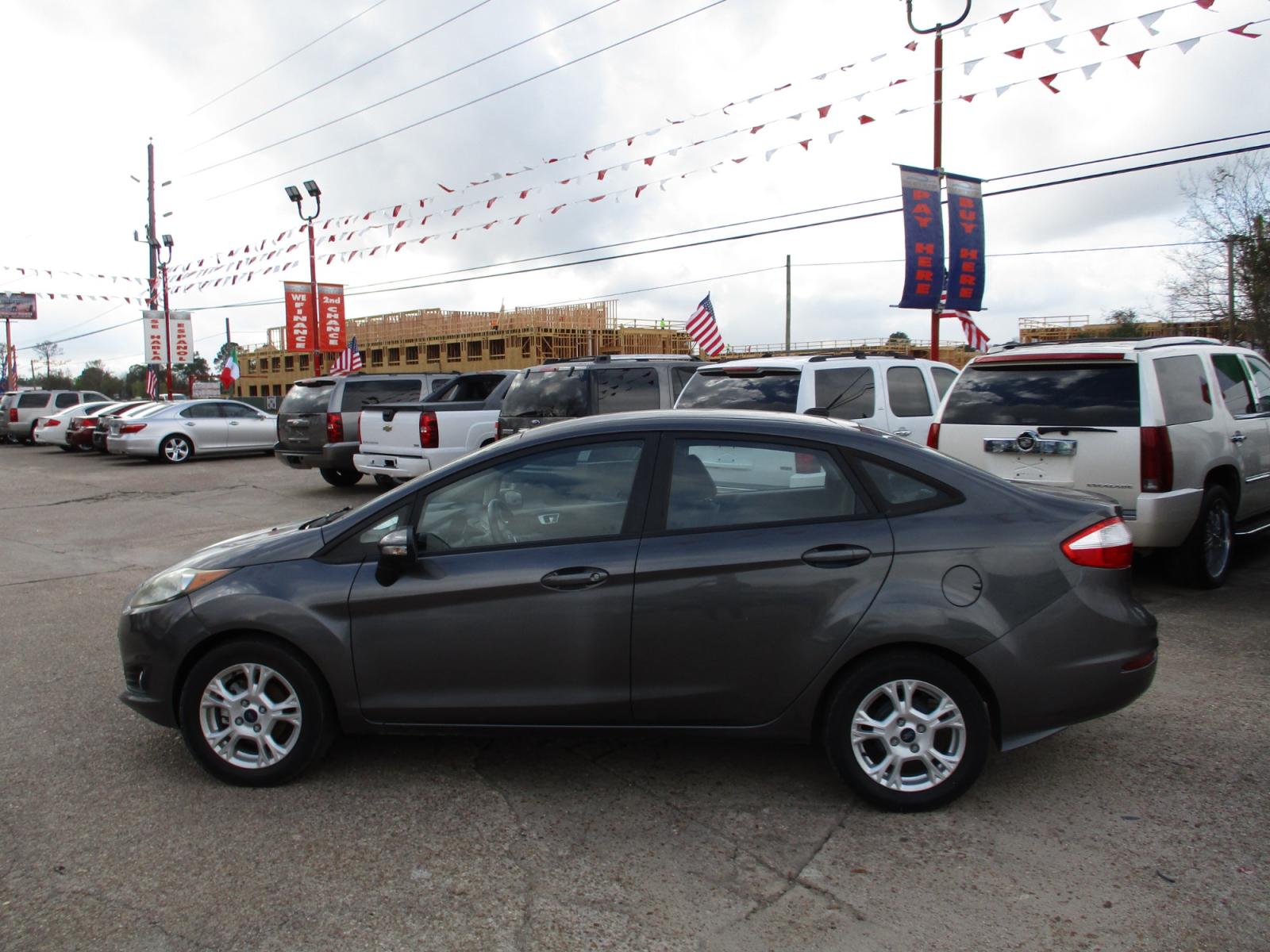 2015 GRAY FORD FIESTA SE Sedan (3FADP4BJ5FM) with an 1.6L L4 DOHC 16V engine, 5-SPEED MANUAL OR 6-SPEED AUTOMATIC transmission, located at 19224 Kuykendahl Rd, Spring, TX, 77379, (713) 947-1245, 30.049259, -95.491402 - It's like a brand new car. You won't believe how tight it drives. Aero-crisp. Sure-footed. Smart. Inspired. This unit has it all, including the admiration of some of the toughest critics in the world. In a single year, Focus was named “Best Car to Buy 2012” by TheCarConnection.com, “One of the - Photo #5