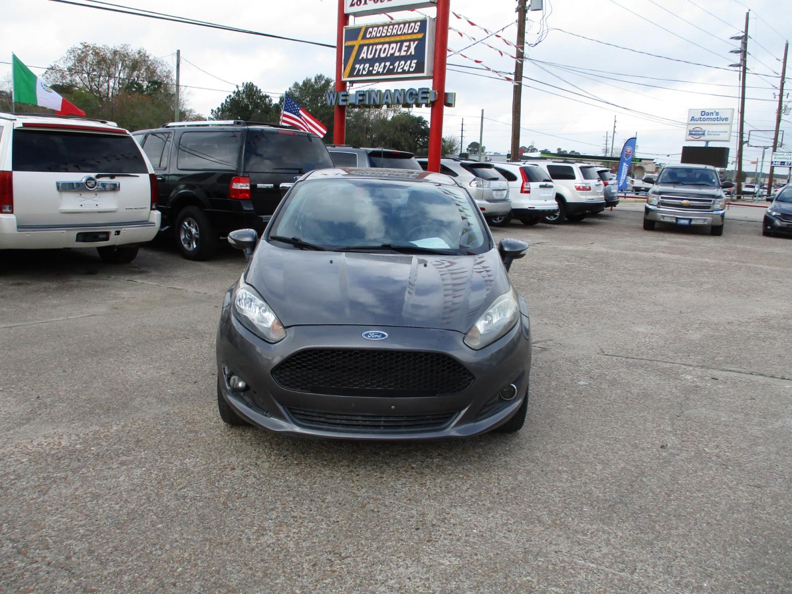2015 GRAY FORD FIESTA SE Sedan (3FADP4BJ5FM) with an 1.6L L4 DOHC 16V engine, 5-SPEED MANUAL OR 6-SPEED AUTOMATIC transmission, located at 19224 Kuykendahl Rd, Spring, TX, 77379, (713) 947-1245, 30.049259, -95.491402 - It's like a brand new car. You won't believe how tight it drives. Aero-crisp. Sure-footed. Smart. Inspired. This unit has it all, including the admiration of some of the toughest critics in the world. In a single year, Focus was named “Best Car to Buy 2012” by TheCarConnection.com, “One of the - Photo #7