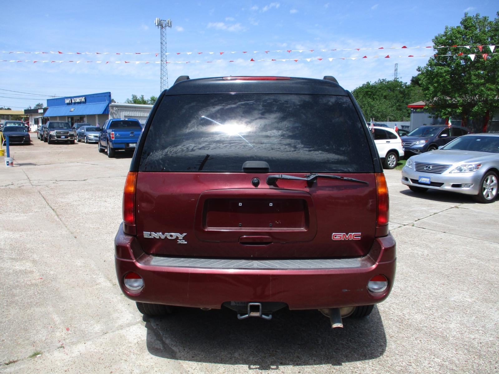 2005 RED GMC ENVOY XL SLE 4WD (1GKET16S456) with an 4.2L L6 DOHC 24V engine, 4-SPEED AUTOMATIC transmission, located at 19224 Kuykendahl Rd, Spring, TX, 77379, (713) 947-1245, 30.049259, -95.491402 - This unit has all the strength, power, and security you will ever need in a SUV. The power is a uncompromising Vortec 4200 six-cylinder engine that produces enough horsepower to make this trail blazer one of the most powerful SUV's on the market. It's exemplified in the strength with full-length hyd - Photo #3