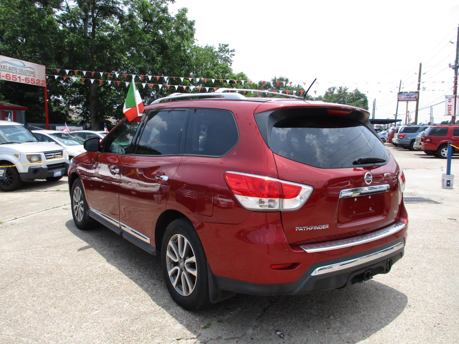2014 RED NISSAN PATHFINDER S 2WD (5N1AR2MN1EC) with an 3.5L V6 DOHC 24V engine, CVT transmission, located at 19224 Kuykendahl Rd, Spring, TX, 77379, (713) 947-1245, 30.049259, -95.491402 - LOOK!! NEW ARRIVAL NISSAN PATHFINDER , THIS PATHFINDER HAS GONE THROUGH CROSSROADS AUTOPLEX MULTI-POINT INSPECTION AND READY FOR DELIVERY. THIS VEHICLE IS EQUIPPED WITH 3RD SEATING FOR THE WHOLE FAMILY. POWER WINDOWS AND LOCKS, TILT, GREAT SOUND SYSTEM, LEATHER INTERIOR. MOTOR AND TRANSMISSION RUNS - Photo #4