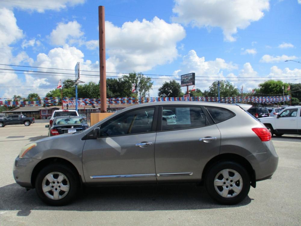 2012 SILVER NISSAN ROGUE S FWD Krom Edition (JN8AS5MT9CW) with an 2.5L L4 DOHC 16V engine, CVT transmission, located at 310 Spencer Hwy, South Houston, TX, 77587, (713) 947-1245, 29.664383, -95.228897 - Photo #5