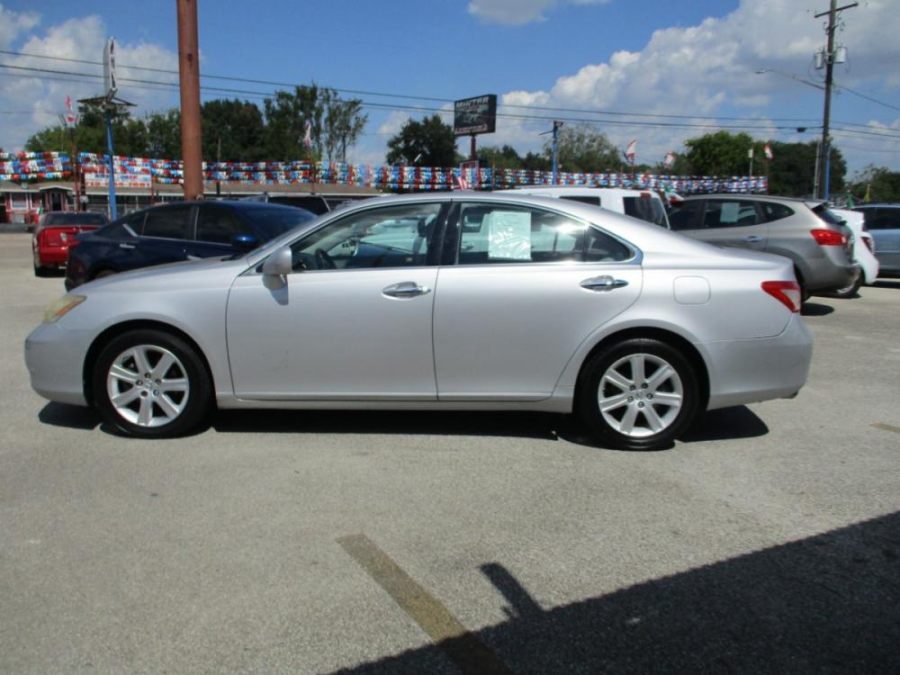 2007 SILVER LEXUS ES 350 Sedan (JTHBJ46G472) with an 3.5L V6 DOHC 24V engine, 6-SPEED AUTOMATIC transmission, located at 310 Spencer Hwy, South Houston, TX, 77587, (713) 947-1245, 29.664383, -95.228897 - *********************** JUST HIT THE LOT 2007 LEXUS ES330 *************************** IF YOU ARE IN THE MARKET FOR A LUXURY SEDAN, LOOK NO FURTHER!! THIS LEXUS IS IN PRISTINE CONDITION INSIDE AND OUTSIDE. EQUIPPED WITH A V6 MOTOR JUST ENOUGHT HORSEPOWER THAT YOU WILL NEED!! NON SMOKER INSIDE WITH - Photo #3