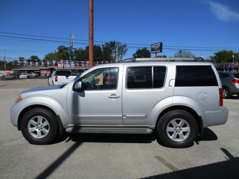 2012 SILVER NISSAN PATHFINDER LE 2WD (5N1AR1NN6CC) with an 4.0L V6 DOHC 24V engine, 5-SPEED AUTOMATIC transmission, located at 310 Spencer Hwy, South Houston, TX, 77587, (713) 947-1245, 29.664383, -95.228897 - Photo #5