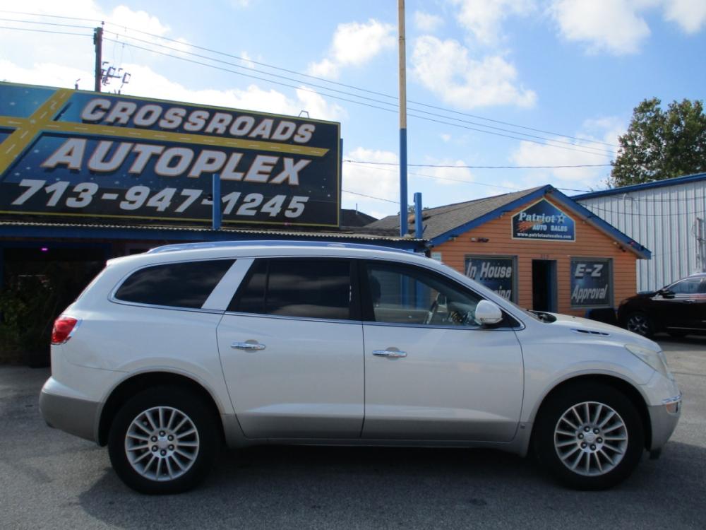 2010 WHITE BUICK ENCLAVE CXL 2XL FWD (5GALRCED0AJ) with an 3.6L V6 DOHC 24V engine, 6-SPEED AUTOMATIC OVERDRIVE transmission, located at 310 Spencer Hwy, South Houston, TX, 77587, (713) 947-1245, 29.664383, -95.228897 - Photo #1