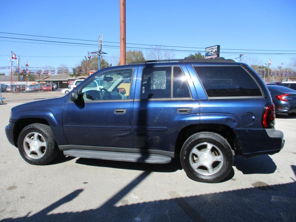 2007 BLUE CHEVROLET TRAILBLAZER LS1 2WD (1GNDS13S972) with an 4.2L L6 DOHC 24V engine, 4-SPEED AUTOMATIC transmission, located at 310 Spencer Hwy, South Houston, TX, 77587, (713) 947-1245, 29.664383, -95.228897 - This unit has all the strength, power, and security you will ever need in a SUV. The power is a uncompromising Vortec 4200 six-cylinder engine that produces enough horsepower to make this trail blazer one of the most powerful SUV's on the market. It's exemplified in the strength with full-length hyd - Photo #5
