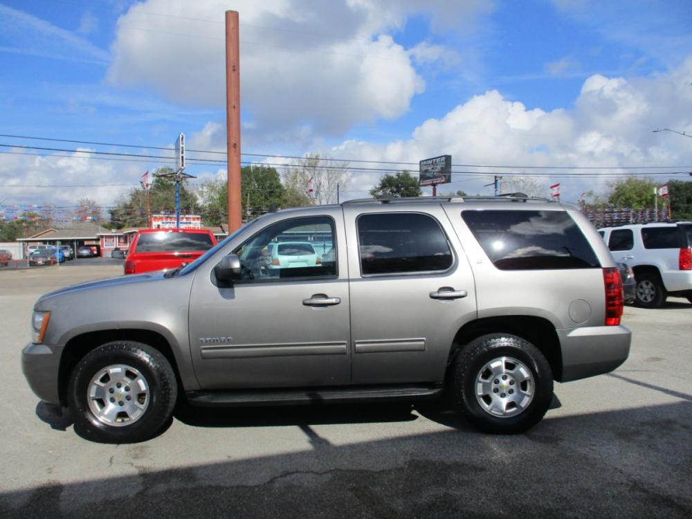 2012 GRAY CHEVROLET TAHOE LT 2WD (1GNSCBE03CR) with an 5.3L V8 OHV 16V FFV engine, 6-SPEED AUTOMATIC transmission, located at 310 Spencer Hwy, South Houston, TX, 77587, (713) 947-1245, 29.664383, -95.228897 - LOOK!! NEW ARRIVAL CHEVROLET TAHOE, THIS TAHOE HAS GONE THROUGH Crossroads Autoplex MULTI-POINT INSPECTION AND READY FOR DELIVERY. THIS VEHICLE IS EQUIPPED WITH 3RD SEATING FOR THE WHOLE FAMILY. POWER WINDOWS AND LOCKS, TILT, GREAT SOUND SYSTEM, LEATHER INTERIOR. MOTOR AND TRANSMISSION RUNS GREAT AN - Photo #5