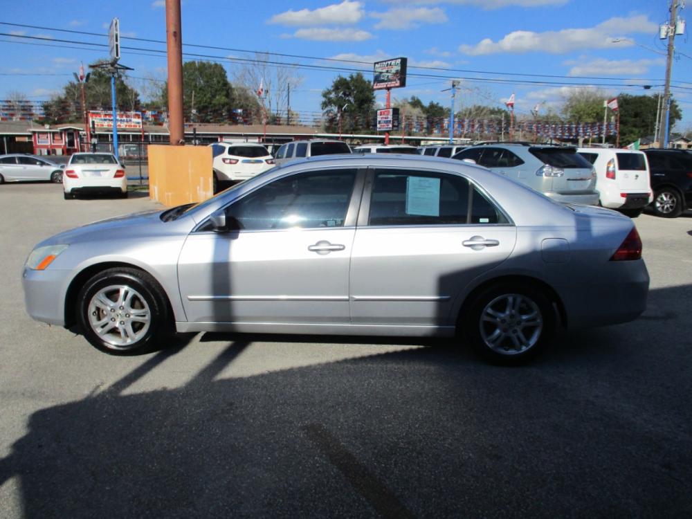 2007 SILVER /GRAY HONDA ACCORD EX-L Sedan AT (1HGCM56887A) with an 2.4L L4 DOHC 16V engine, 5-SPEED AUTOMATIC transmission, located at 310 Spencer Hwy, South Houston, TX, 77587, (713) 947-1245, 29.664383, -95.228897 - Photo #5