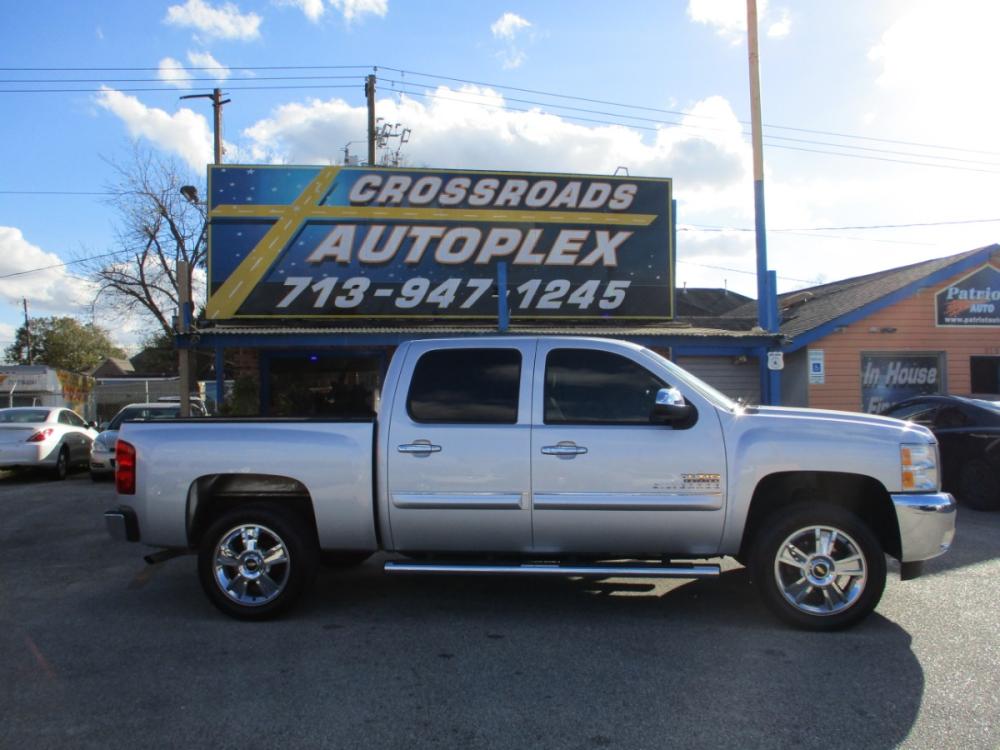 2013 GRAY /GRAY CHEVROLET SILVERADO 1500 LT Crew Cab 2WD (3GCPCSE02DG) with an 5.3L V8 OHV 16V FFV engine, 6-SPEED AUTOMATIC transmission, located at 310 Spencer Hwy, South Houston, TX, 77587, (713) 947-1245, 29.664383, -95.228897 - NEW ARRIVAL CHEVROLET SILVERADO CREW CAB PICKUP!! THIS IS A MUST SEE, 4DR CREW CAB, CLOTH INTERIOR WITH NO STAINS AND CUTS, GREAT MILEAGE, ENGINE AND TRANSMISSION RUNS SMOOTH AND FUNCTIONS PROPERLY, ICE COLD A/C, PASSED OUR MULTI-POINT INSPECTION AND READY FOR DELIVERY! ALMOST NEW TIRES AND EXTERIOR - Photo #1