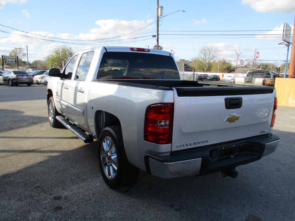 2013 GRAY /GRAY CHEVROLET SILVERADO 1500 LT Crew Cab 2WD (3GCPCSE02DG) with an 5.3L V8 OHV 16V FFV engine, 6-SPEED AUTOMATIC transmission, located at 310 Spencer Hwy, South Houston, TX, 77587, (713) 947-1245, 29.664383, -95.228897 - NEW ARRIVAL CHEVROLET SILVERADO CREW CAB PICKUP!! THIS IS A MUST SEE, 4DR CREW CAB, CLOTH INTERIOR WITH NO STAINS AND CUTS, GREAT MILEAGE, ENGINE AND TRANSMISSION RUNS SMOOTH AND FUNCTIONS PROPERLY, ICE COLD A/C, PASSED OUR MULTI-POINT INSPECTION AND READY FOR DELIVERY! ALMOST NEW TIRES AND EXTERIOR - Photo #5