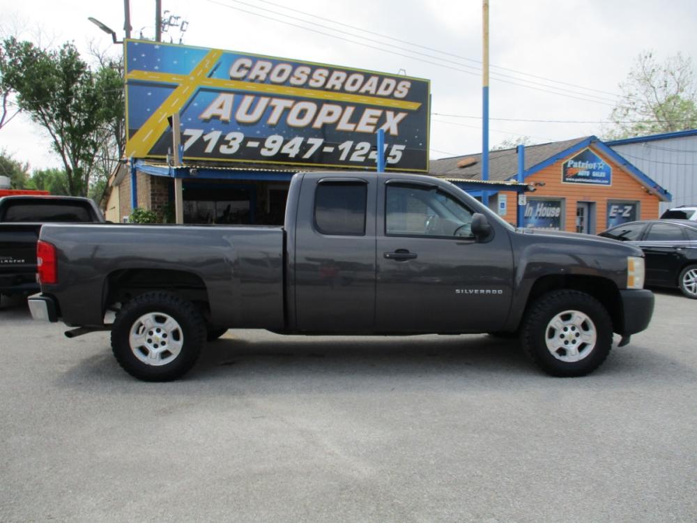 2010 GRAY CHEVROLET SILVERADO 1500 Work Truck Extended Cab 4WD (1GCSKPEA6AZ) with an 4.8L V8 OHV 16V engine, 4-SPEED AUTOMATIC transmission, located at 310 Spencer Hwy, South Houston, TX, 77587, (713) 947-1245, 29.664383, -95.228897 - NEW ARRIVAL CHEVROLET SILVERADO EXT CAB PICKUP!! THIS IS A MUST SEE, 4DR EXT CAB, CLOTH INTERIOR WITH NO STAINS AND CUTS, GREAT MILEAGE, ENGINE AND TRANSMISSION RUNS SMOOTH AND FUNCTIONS PROPERLY, ICE COLD A/C, PASSED OUR MULTI-POINT INSPECTION AND READY FOR DELIVERY! ALMOST NEW TIRES AND EXTERIOR I - Photo #1