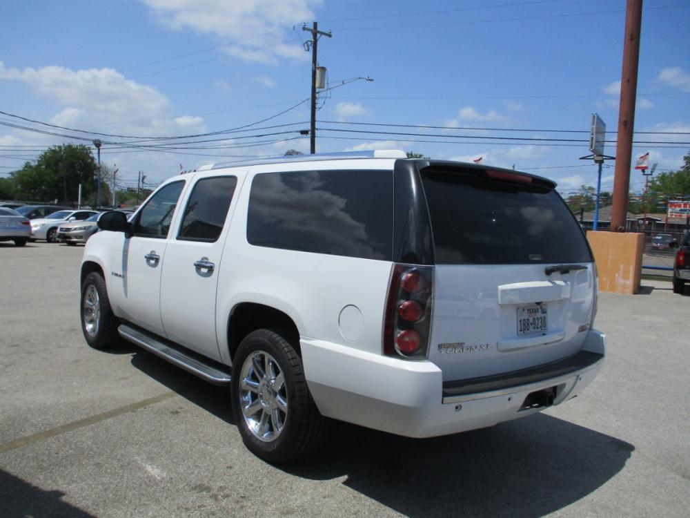 2007 WHITE GMC YUKON DENALI XL AWD (1GKFK66807J) with an 6.2L V8 OHV 16V engine, 4-SPEED AUTOMATIC transmission, located at 310 Spencer Hwy, South Houston, TX, 77587, (713) 947-1245, 29.664383, -95.228897 - LOOK!! NEW ARRIVALGMC YUKON DENALI, THIS DENALI HAS GONE THROUGH CROSSROADS AUTOPLEX MULTI-POINT INSPECTION AND READY FOR DELIVERY. THIS VEHICLE IS EQUIPPED WITH 3RD SEATING FOR THE WHOLE FAMILY. POWER WINDOWS AND LOCKS, TILT, GREAT SOUND SYSTEM, LEATHER INTERIOR. MOTOR AND TRANSMISSION RUNS GREAT A - Photo #4