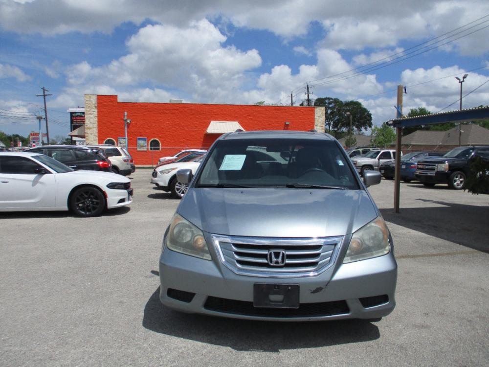 2008 SILVER HONDA ODYSSEY EX-L w/ DVD (5FNRL38708B) with an 3.5L V6 SOHC 24V engine, 5-SPEED AUTOMATIC transmission, located at 310 Spencer Hwy, South Houston, TX, 77587, (713) 947-1245, 29.664383, -95.228897 - This Honda Pilot has towing capacity, feels big behind the wheel. A huge pro for this unit is the roomy interior with eight-passenger seating, versatile storage and cargo-hauling abilities, many standard features, comfortable ride, smooth power delivery. Edmunds Say: One of the best crossover SUVs a - Photo #7