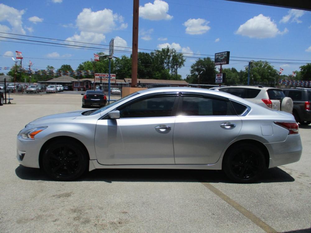 2015 SILVER NISSAN ALTIMA 2.5 S (1N4AL3AP9FC) with an 2.5L L4 DOHC 16V engine, CVT transmission, located at 310 Spencer Hwy, South Houston, TX, 77587, (713) 947-1245, 29.664383, -95.228897 - 2015 NISSAN ALTIMA****** NEW ARRIVAL****** GREAT GAS MILEAGE Keyless entry, Freezing cold A/C! This 2012 Nissan Altima is extra clean and has never been smoked in. Come see why the Nissan Altima has been one of the best selling full size sedans in the market today. It gets great gas mileage and - Photo #5