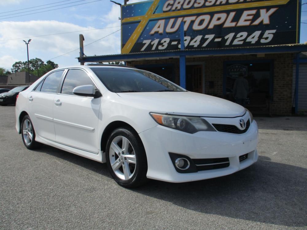 2012 WHITE /BLACK TOYOTA CAMRY SE (4T1BF1FK1CU) with an 2.5L L4 DOHC 16V engine, 6-SPEED AUTOMATIC transmission, located at 310 Spencer Hwy, South Houston, TX, 77587, (713) 947-1245, 29.664383, -95.228897 - 2012 TOYOTA CAMRY THAT JUST HIT THE LOT!! DONT WANT TO MISS THIS ONE, XTRA CLEAN 4-DOOR FULL SIZE SEDAN JUST ADDED TO OUR INVENTORY, SMOOTH DRIVE INTERIOR OF VEHICLE IS XTRA CLEAN WITH LEATHER SEATS & NO STAINS OR CUTS. EXTERIOR IS EQUALLY AS NICE WITH NO DOOR DINGS ! THIS VEHICLE QUALIFIES FOR OUR - Photo #0