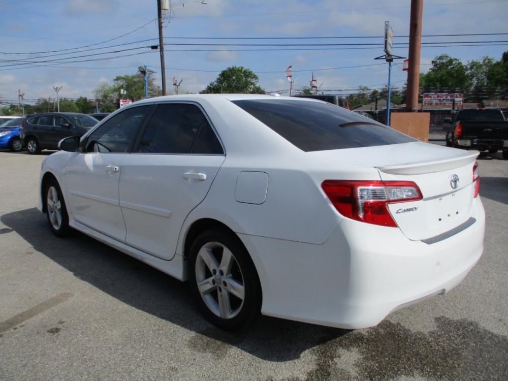 2012 WHITE /BLACK TOYOTA CAMRY SE (4T1BF1FK1CU) with an 2.5L L4 DOHC 16V engine, 6-SPEED AUTOMATIC transmission, located at 310 Spencer Hwy, South Houston, TX, 77587, (713) 947-1245, 29.664383, -95.228897 - 2012 TOYOTA CAMRY THAT JUST HIT THE LOT!! DONT WANT TO MISS THIS ONE, XTRA CLEAN 4-DOOR FULL SIZE SEDAN JUST ADDED TO OUR INVENTORY, SMOOTH DRIVE INTERIOR OF VEHICLE IS XTRA CLEAN WITH LEATHER SEATS & NO STAINS OR CUTS. EXTERIOR IS EQUALLY AS NICE WITH NO DOOR DINGS ! THIS VEHICLE QUALIFIES FOR OUR - Photo #4