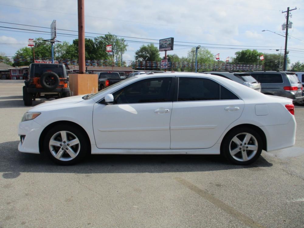 2012 WHITE /BLACK TOYOTA CAMRY SE (4T1BF1FK1CU) with an 2.5L L4 DOHC 16V engine, 6-SPEED AUTOMATIC transmission, located at 310 Spencer Hwy, South Houston, TX, 77587, (713) 947-1245, 29.664383, -95.228897 - 2012 TOYOTA CAMRY THAT JUST HIT THE LOT!! DONT WANT TO MISS THIS ONE, XTRA CLEAN 4-DOOR FULL SIZE SEDAN JUST ADDED TO OUR INVENTORY, SMOOTH DRIVE INTERIOR OF VEHICLE IS XTRA CLEAN WITH LEATHER SEATS & NO STAINS OR CUTS. EXTERIOR IS EQUALLY AS NICE WITH NO DOOR DINGS ! THIS VEHICLE QUALIFIES FOR OUR - Photo #5