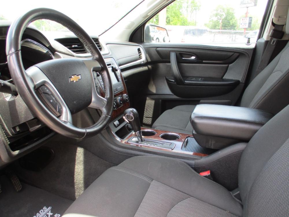 2013 GRAY CHEVROLET TRAVERSE 1LT FWD (1GNKRGKD4DJ) with an 3.6L V6 DOHC 24V engine, 6-SPEED AUTOMATIC transmission, located at 310 Spencer Hwy, South Houston, TX, 77587, (713) 947-1245, 29.664383, -95.228897 - This 2013 Chevrolet Traverse is the complete package! It brings the SUV fan and luxury together as one! Today Chevrolet lets you have luxury without having to sacrifice your space! This mid-size SUV has great appeal and will not last long! Come check us out today! Crossroads Autoplex is a family run - Photo #19