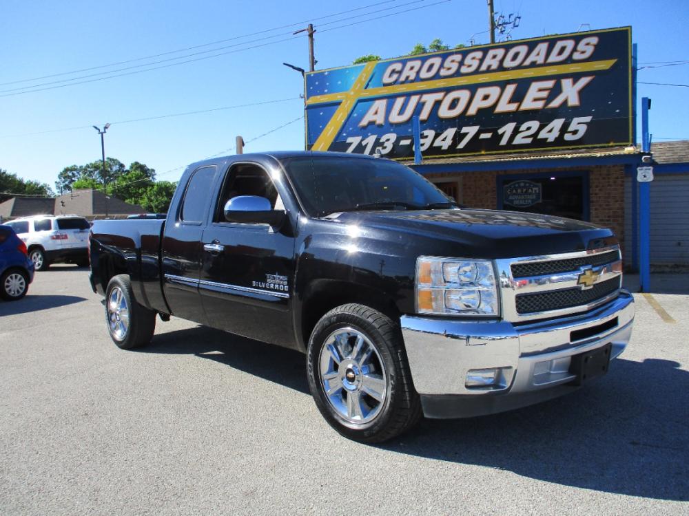 2013 BLACK CHEVROLET SILVERADO 1500 LT Ext. Cab 2WD (1GCRCSE09DZ) with an 5.3L V8 OHV 16V FFV engine, 4-SPEED AUTOMATIC OR 6-SPEED AUTOMATIC transmission, located at 310 Spencer Hwy, South Houston, TX, 77587, (713) 947-1245, 29.664383, -95.228897 - NEW ARRIVAL CHEVROLET SILVERADO EXT CAB PICKUP!! THIS IS A MUST SEE, 4DR EXT CAB, CLOTH INTERIOR WITH NO STAINS AND CUTS, GREAT MILEAGE, ENGINE AND TRANSMISSION RUNS SMOOTH AND FUNCTIONS PROPERLY, ICE COLD A/C, PASSED OUR MULTI-POINT INSPECTION AND READY FOR DELIVERY! ALMOST NEW TIRES AND EXTERIOR - Photo #0