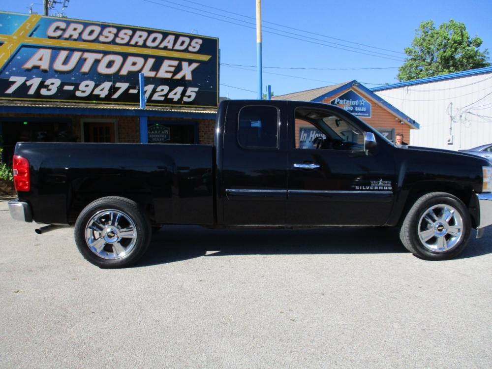 2013 BLACK CHEVROLET SILVERADO 1500 LT Ext. Cab 2WD (1GCRCSE09DZ) with an 5.3L V8 OHV 16V FFV engine, 4-SPEED AUTOMATIC OR 6-SPEED AUTOMATIC transmission, located at 310 Spencer Hwy, South Houston, TX, 77587, (713) 947-1245, 29.664383, -95.228897 - NEW ARRIVAL CHEVROLET SILVERADO EXT CAB PICKUP!! THIS IS A MUST SEE, 4DR EXT CAB, CLOTH INTERIOR WITH NO STAINS AND CUTS, GREAT MILEAGE, ENGINE AND TRANSMISSION RUNS SMOOTH AND FUNCTIONS PROPERLY, ICE COLD A/C, PASSED OUR MULTI-POINT INSPECTION AND READY FOR DELIVERY! ALMOST NEW TIRES AND EXTERIOR - Photo #1