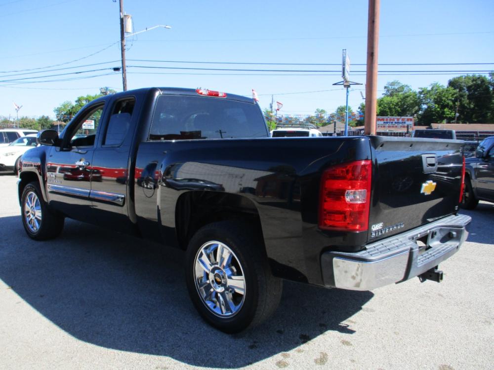 2013 BLACK CHEVROLET SILVERADO 1500 LT Ext. Cab 2WD (1GCRCSE09DZ) with an 5.3L V8 OHV 16V FFV engine, 4-SPEED AUTOMATIC OR 6-SPEED AUTOMATIC transmission, located at 310 Spencer Hwy, South Houston, TX, 77587, (713) 947-1245, 29.664383, -95.228897 - NEW ARRIVAL CHEVROLET SILVERADO EXT CAB PICKUP!! THIS IS A MUST SEE, 4DR EXT CAB, CLOTH INTERIOR WITH NO STAINS AND CUTS, GREAT MILEAGE, ENGINE AND TRANSMISSION RUNS SMOOTH AND FUNCTIONS PROPERLY, ICE COLD A/C, PASSED OUR MULTI-POINT INSPECTION AND READY FOR DELIVERY! ALMOST NEW TIRES AND EXTERIOR - Photo #4
