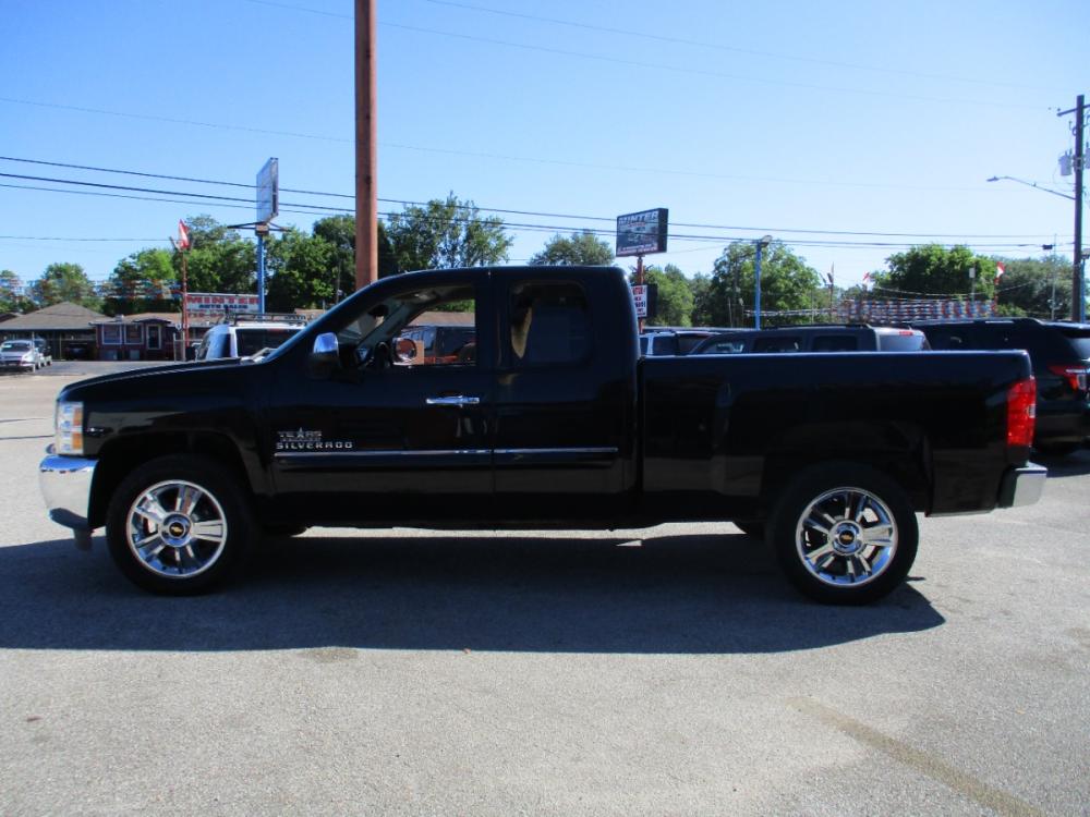 2013 BLACK CHEVROLET SILVERADO 1500 LT Ext. Cab 2WD (1GCRCSE09DZ) with an 5.3L V8 OHV 16V FFV engine, 4-SPEED AUTOMATIC OR 6-SPEED AUTOMATIC transmission, located at 310 Spencer Hwy, South Houston, TX, 77587, (713) 947-1245, 29.664383, -95.228897 - NEW ARRIVAL CHEVROLET SILVERADO EXT CAB PICKUP!! THIS IS A MUST SEE, 4DR EXT CAB, CLOTH INTERIOR WITH NO STAINS AND CUTS, GREAT MILEAGE, ENGINE AND TRANSMISSION RUNS SMOOTH AND FUNCTIONS PROPERLY, ICE COLD A/C, PASSED OUR MULTI-POINT INSPECTION AND READY FOR DELIVERY! ALMOST NEW TIRES AND EXTERIOR - Photo #5