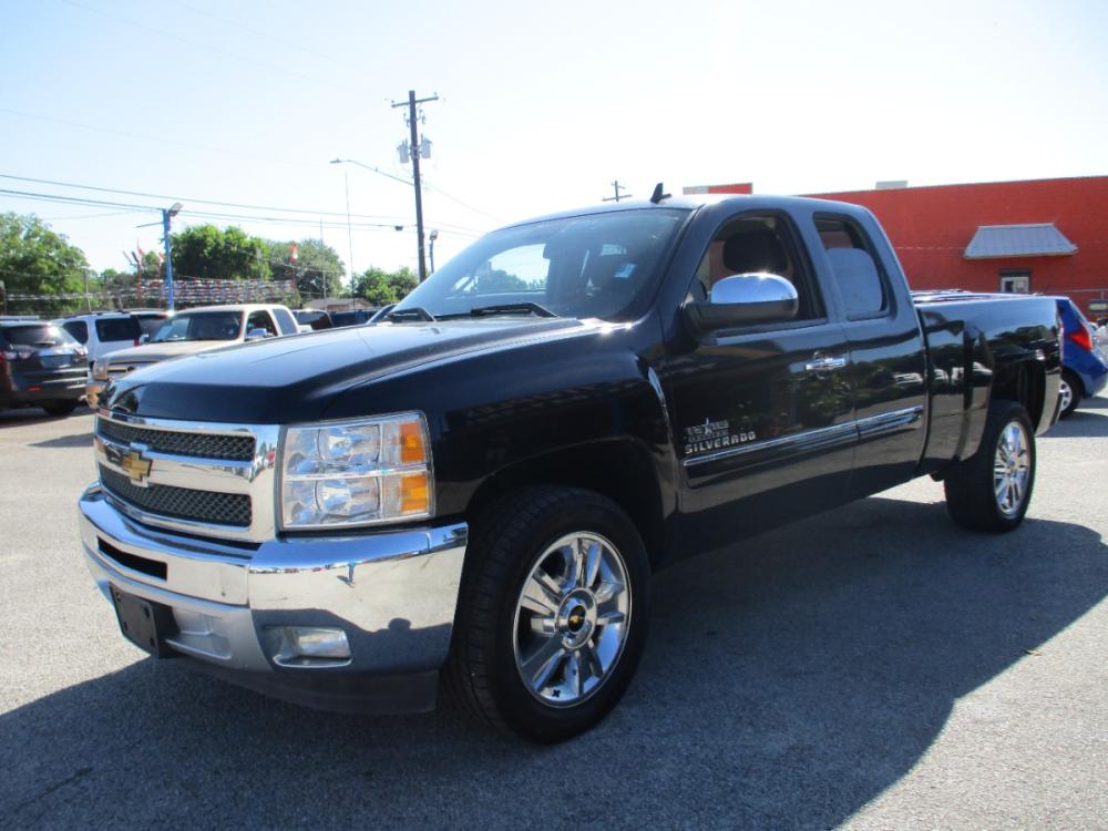 2013 BLACK CHEVROLET SILVERADO 1500 LT Ext. Cab 2WD (1GCRCSE09DZ) with an 5.3L V8 OHV 16V FFV engine, 4-SPEED AUTOMATIC OR 6-SPEED AUTOMATIC transmission, located at 310 Spencer Hwy, South Houston, TX, 77587, (713) 947-1245, 29.664383, -95.228897 - NEW ARRIVAL CHEVROLET SILVERADO EXT CAB PICKUP!! THIS IS A MUST SEE, 4DR EXT CAB, CLOTH INTERIOR WITH NO STAINS AND CUTS, GREAT MILEAGE, ENGINE AND TRANSMISSION RUNS SMOOTH AND FUNCTIONS PROPERLY, ICE COLD A/C, PASSED OUR MULTI-POINT INSPECTION AND READY FOR DELIVERY! ALMOST NEW TIRES AND EXTERIOR - Photo #6