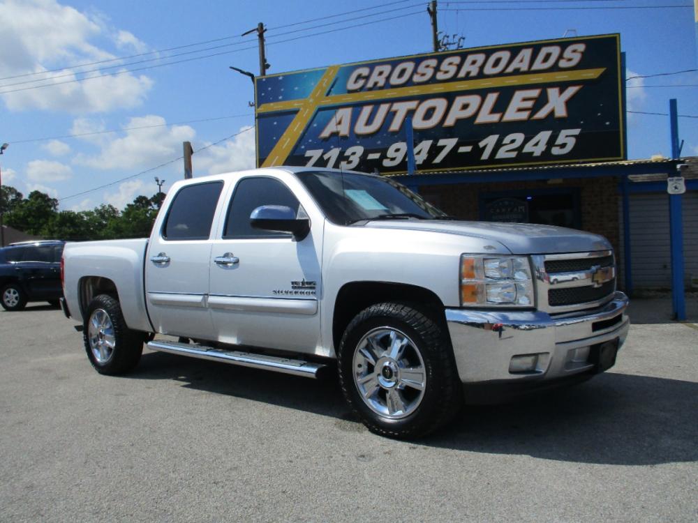 2013 SILVER CHEVROLET SILVERADO 1500 LT Crew Cab 2WD (3GCPCSE05DG) with an 5.3L V8 OHV 16V FFV engine, 6-SPEED AUTOMATIC transmission, located at 310 Spencer Hwy, South Houston, TX, 77587, (713) 947-1245, 29.664383, -95.228897 - NEW ARRIVAL CHEVROLET SILVERADO CREW CAB PICKUP!! THIS IS A MUST SEE, 4DR CREW CAB, LEATHER INTERIOR WITH NO STAINS AND CUTS, GREAT MILEAGE, ENGINE AND TRANSMISSION RUNS SMOOTH AND FUNCTIONS PROPERLY, ICE COLD A/C, PASSED OUR MULTI-POINT INSPECTION AND READY FOR DELIVERY! ALMOST NEW TIRES AND EXTERI - Photo #0