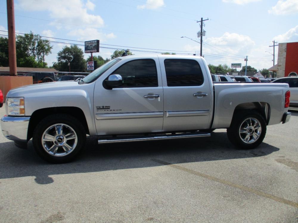 2013 SILVER CHEVROLET SILVERADO 1500 LT Crew Cab 2WD (3GCPCSE05DG) with an 5.3L V8 OHV 16V FFV engine, 6-SPEED AUTOMATIC transmission, located at 310 Spencer Hwy, South Houston, TX, 77587, (713) 947-1245, 29.664383, -95.228897 - NEW ARRIVAL CHEVROLET SILVERADO CREW CAB PICKUP!! THIS IS A MUST SEE, 4DR CREW CAB, LEATHER INTERIOR WITH NO STAINS AND CUTS, GREAT MILEAGE, ENGINE AND TRANSMISSION RUNS SMOOTH AND FUNCTIONS PROPERLY, ICE COLD A/C, PASSED OUR MULTI-POINT INSPECTION AND READY FOR DELIVERY! ALMOST NEW TIRES AND EXTERI - Photo #5