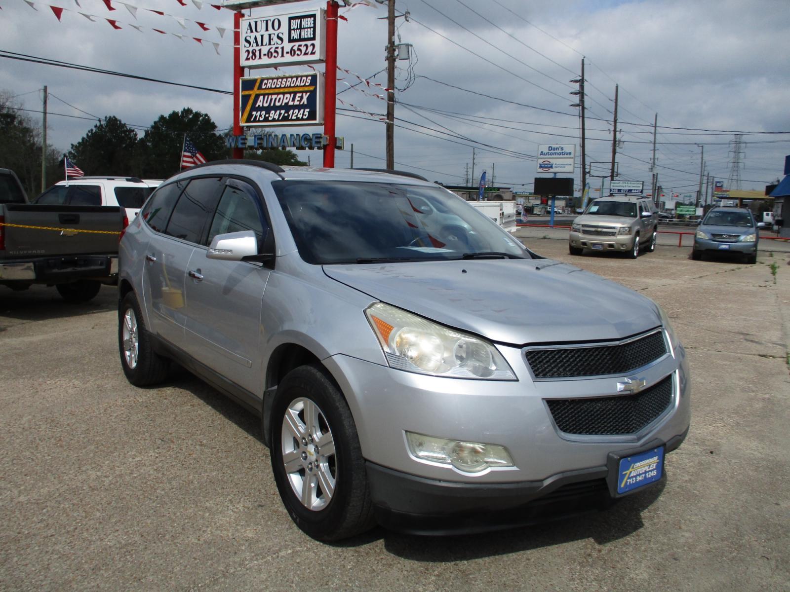 2012 SILVER CHEVROLET TRAVERSE 2LT FWD (1GNKRJED9CJ) with an 3.6L V6 DOHC 24V engine, 6-SPEED AUTOMATIC transmission, located at 19224 Kuykendahl Rd, Spring, TX, 77379, (713) 947-1245, 30.049259, -95.491402 - This 2012 Chevrolet Traverse is the complete package! It brings the SUV fan and luxury together as one! Today Chevrolet lets you have luxury without having to sacrifice your space! This mid-size SUV has great appeal and will not last long! Come check us out today! Crossroads Autoplex is a family run - Photo #0