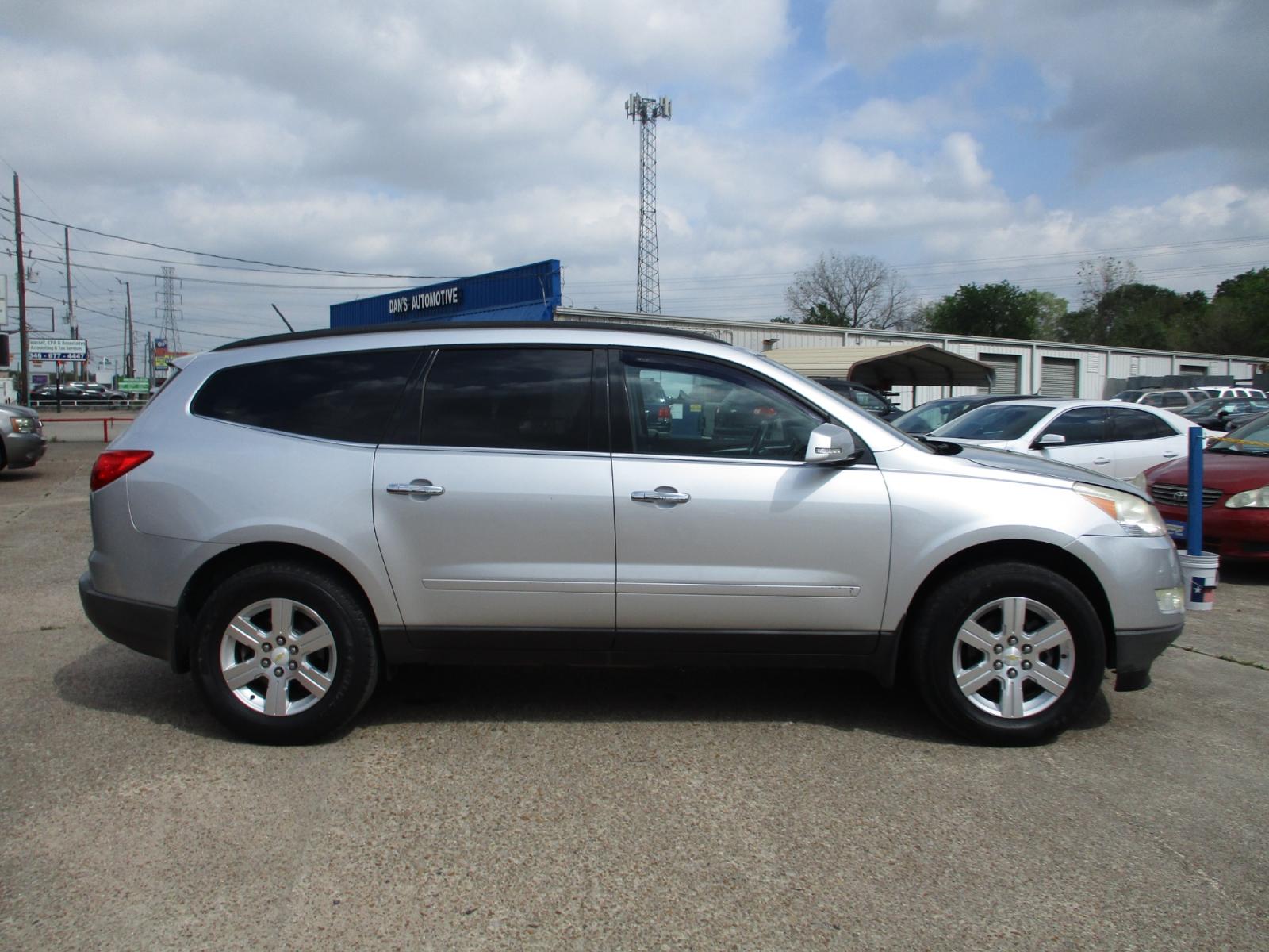 2012 SILVER CHEVROLET TRAVERSE 2LT FWD (1GNKRJED9CJ) with an 3.6L V6 DOHC 24V engine, 6-SPEED AUTOMATIC transmission, located at 19224 Kuykendahl Rd, Spring, TX, 77379, (713) 947-1245, 30.049259, -95.491402 - This 2012 Chevrolet Traverse is the complete package! It brings the SUV fan and luxury together as one! Today Chevrolet lets you have luxury without having to sacrifice your space! This mid-size SUV has great appeal and will not last long! Come check us out today! Crossroads Autoplex is a family run - Photo #1
