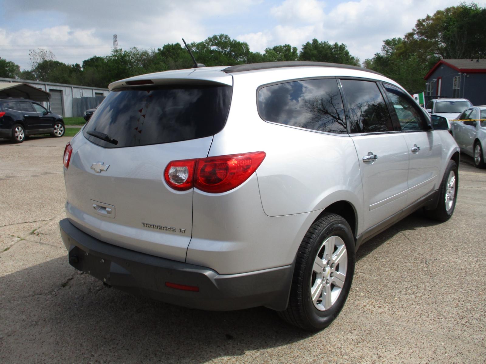 2012 SILVER CHEVROLET TRAVERSE 2LT FWD (1GNKRJED9CJ) with an 3.6L V6 DOHC 24V engine, 6-SPEED AUTOMATIC transmission, located at 19224 Kuykendahl Rd, Spring, TX, 77379, (713) 947-1245, 30.049259, -95.491402 - This 2012 Chevrolet Traverse is the complete package! It brings the SUV fan and luxury together as one! Today Chevrolet lets you have luxury without having to sacrifice your space! This mid-size SUV has great appeal and will not last long! Come check us out today! Crossroads Autoplex is a family run - Photo #2