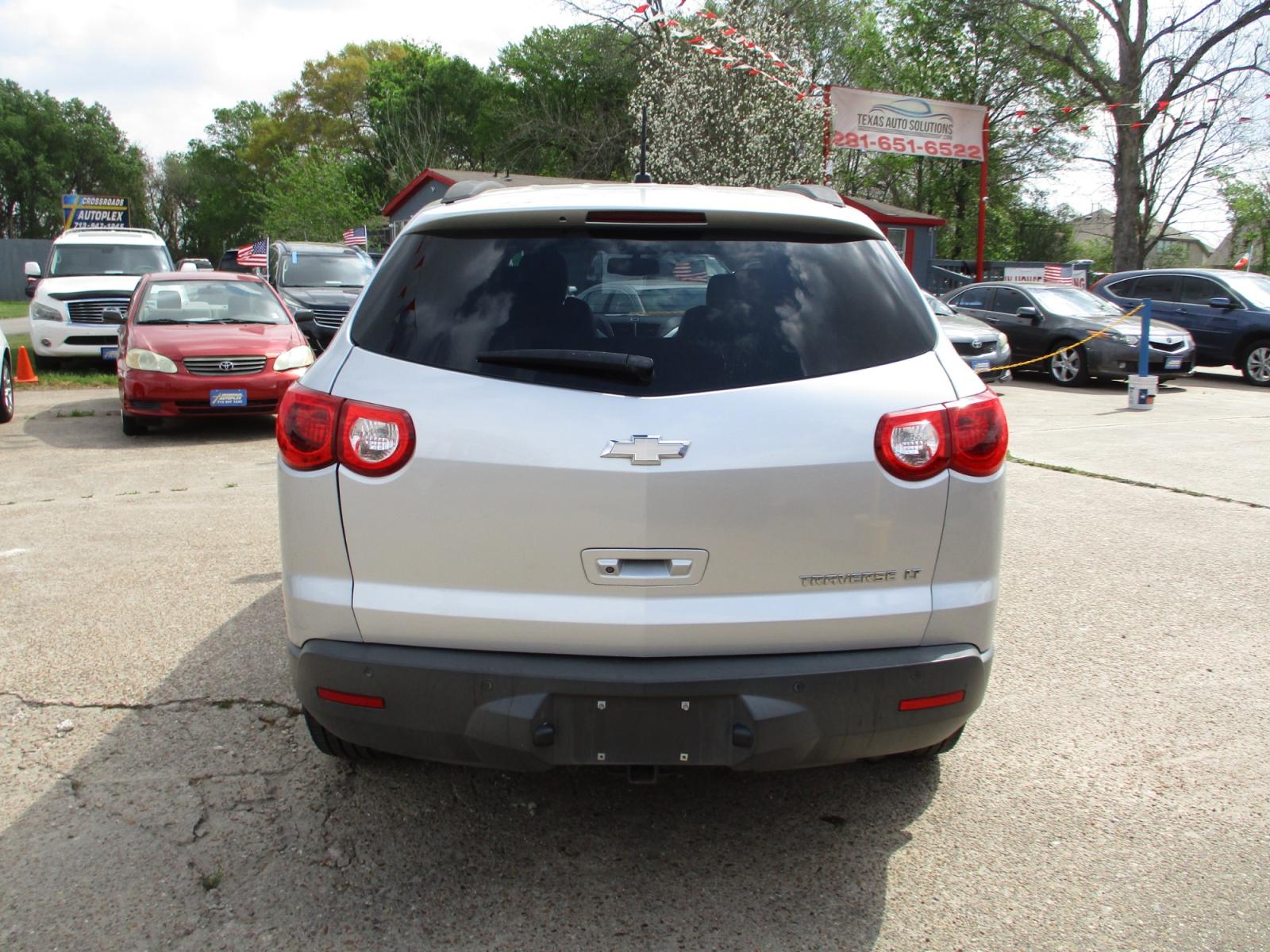 2012 SILVER CHEVROLET TRAVERSE 2LT FWD (1GNKRJED9CJ) with an 3.6L V6 DOHC 24V engine, 6-SPEED AUTOMATIC transmission, located at 19224 Kuykendahl Rd, Spring, TX, 77379, (713) 947-1245, 30.049259, -95.491402 - This 2012 Chevrolet Traverse is the complete package! It brings the SUV fan and luxury together as one! Today Chevrolet lets you have luxury without having to sacrifice your space! This mid-size SUV has great appeal and will not last long! Come check us out today! Crossroads Autoplex is a family run - Photo #3