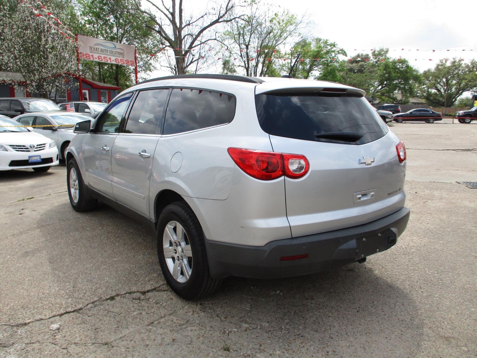 2012 SILVER CHEVROLET TRAVERSE 2LT FWD (1GNKRJED9CJ) with an 3.6L V6 DOHC 24V engine, 6-SPEED AUTOMATIC transmission, located at 19224 Kuykendahl Rd, Spring, TX, 77379, (713) 947-1245, 30.049259, -95.491402 - This 2012 Chevrolet Traverse is the complete package! It brings the SUV fan and luxury together as one! Today Chevrolet lets you have luxury without having to sacrifice your space! This mid-size SUV has great appeal and will not last long! Come check us out today! Crossroads Autoplex is a family run - Photo #4