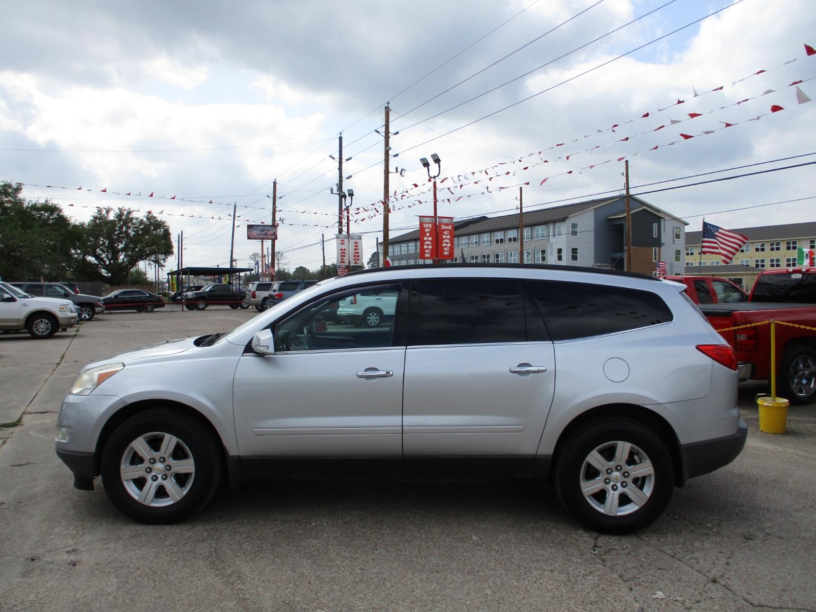 2012 SILVER CHEVROLET TRAVERSE 2LT FWD (1GNKRJED9CJ) with an 3.6L V6 DOHC 24V engine, 6-SPEED AUTOMATIC transmission, located at 19224 Kuykendahl Rd, Spring, TX, 77379, (713) 947-1245, 30.049259, -95.491402 - This 2012 Chevrolet Traverse is the complete package! It brings the SUV fan and luxury together as one! Today Chevrolet lets you have luxury without having to sacrifice your space! This mid-size SUV has great appeal and will not last long! Come check us out today! Crossroads Autoplex is a family run - Photo #5