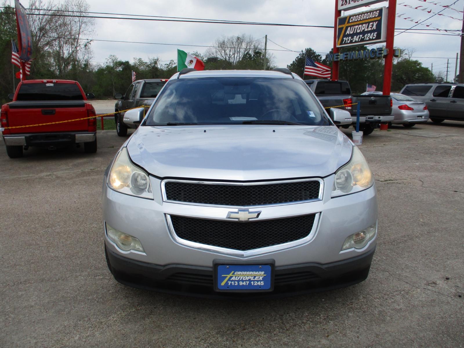 2012 SILVER CHEVROLET TRAVERSE 2LT FWD (1GNKRJED9CJ) with an 3.6L V6 DOHC 24V engine, 6-SPEED AUTOMATIC transmission, located at 19224 Kuykendahl Rd, Spring, TX, 77379, (713) 947-1245, 30.049259, -95.491402 - This 2012 Chevrolet Traverse is the complete package! It brings the SUV fan and luxury together as one! Today Chevrolet lets you have luxury without having to sacrifice your space! This mid-size SUV has great appeal and will not last long! Come check us out today! Crossroads Autoplex is a family run - Photo #7