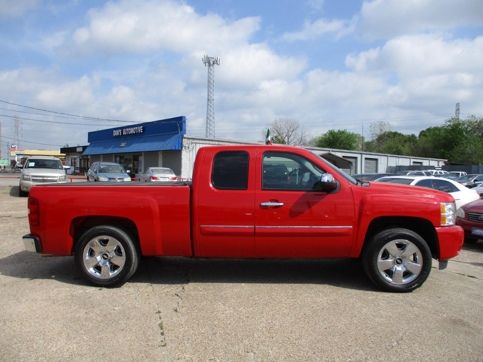2011 RED CHEVROLET SILVERADO 1500 LT Ext. Cab 2WD (1GCRCSE09BZ) with an 5.3L V8 OHV 16V FFV engine, 6-SPEED AUTOMATIC transmission, located at 19224 Kuykendahl Rd, Spring, TX, 77379, (713) 947-1245, 30.049259, -95.491402 - NEW ARRIVAL CHEVROLET SILVERADO CREW CAB PICKUP!! THIS IS A MUST SEE, 4DR CREW CAB, CLOTH INTERIOR WITH NO STAINS AND CUTS, GREAT MILEAGE, ENGINE AND TRANSMISSION RUNS SMOOTH AND FUNCTIONS PROPERLY, ICE COLD A/C, PASSED OUR MULTI-POINT INSPECTION AND READY FOR DELIVERY! ALMOST NEW TIRES AND EXTERIOR - Photo #2
