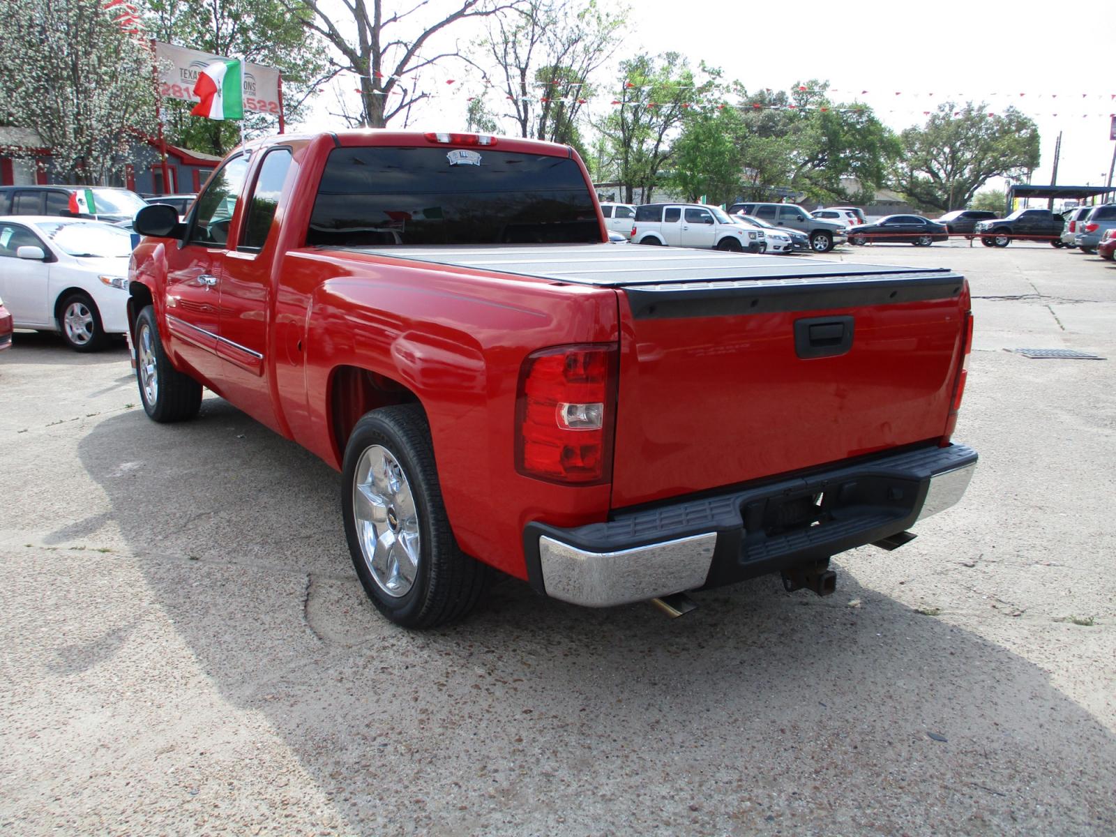2011 RED CHEVROLET SILVERADO 1500 LT Ext. Cab 2WD (1GCRCSE09BZ) with an 5.3L V8 OHV 16V FFV engine, 6-SPEED AUTOMATIC transmission, located at 19224 Kuykendahl Rd, Spring, TX, 77379, (713) 947-1245, 30.049259, -95.491402 - NEW ARRIVAL CHEVROLET SILVERADO CREW CAB PICKUP!! THIS IS A MUST SEE, 4DR CREW CAB, CLOTH INTERIOR WITH NO STAINS AND CUTS, GREAT MILEAGE, ENGINE AND TRANSMISSION RUNS SMOOTH AND FUNCTIONS PROPERLY, ICE COLD A/C, PASSED OUR MULTI-POINT INSPECTION AND READY FOR DELIVERY! ALMOST NEW TIRES AND EXTERIOR - Photo #5