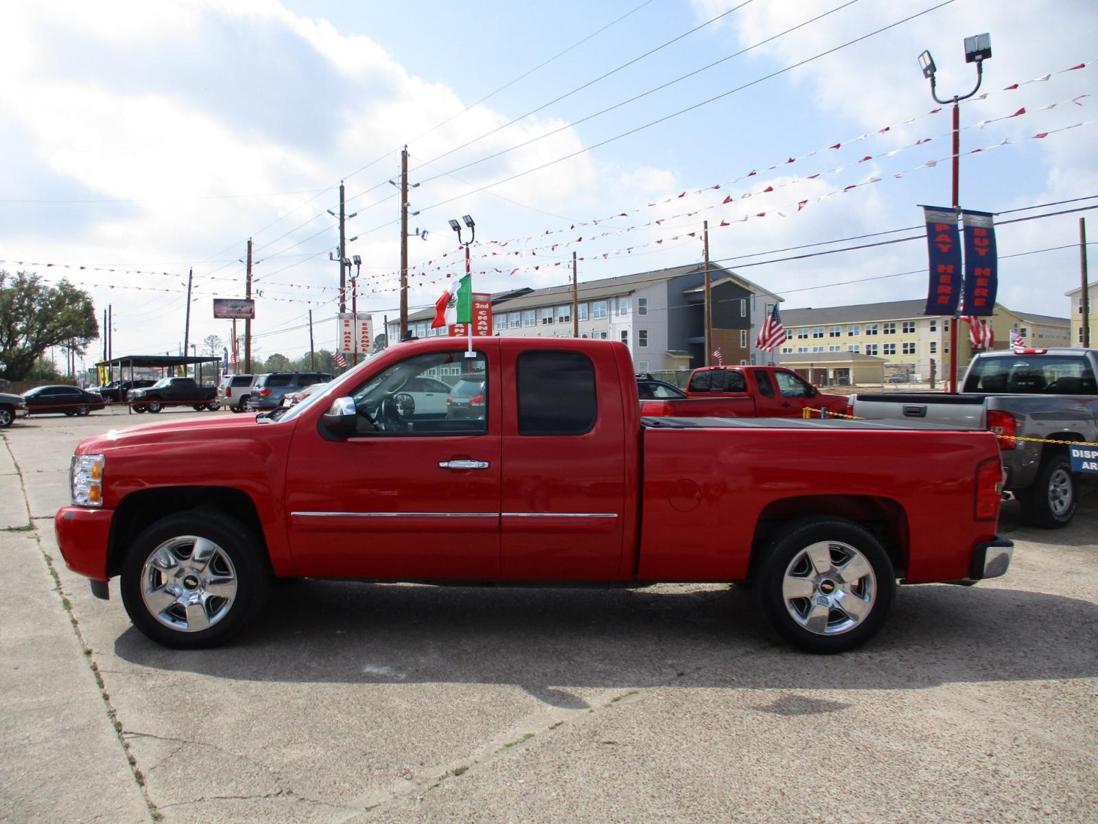 2011 RED CHEVROLET SILVERADO 1500 LT Ext. Cab 2WD (1GCRCSE09BZ) with an 5.3L V8 OHV 16V FFV engine, 6-SPEED AUTOMATIC transmission, located at 19224 Kuykendahl Rd, Spring, TX, 77379, (713) 947-1245, 30.049259, -95.491402 - NEW ARRIVAL CHEVROLET SILVERADO CREW CAB PICKUP!! THIS IS A MUST SEE, 4DR CREW CAB, CLOTH INTERIOR WITH NO STAINS AND CUTS, GREAT MILEAGE, ENGINE AND TRANSMISSION RUNS SMOOTH AND FUNCTIONS PROPERLY, ICE COLD A/C, PASSED OUR MULTI-POINT INSPECTION AND READY FOR DELIVERY! ALMOST NEW TIRES AND EXTERIOR - Photo #6