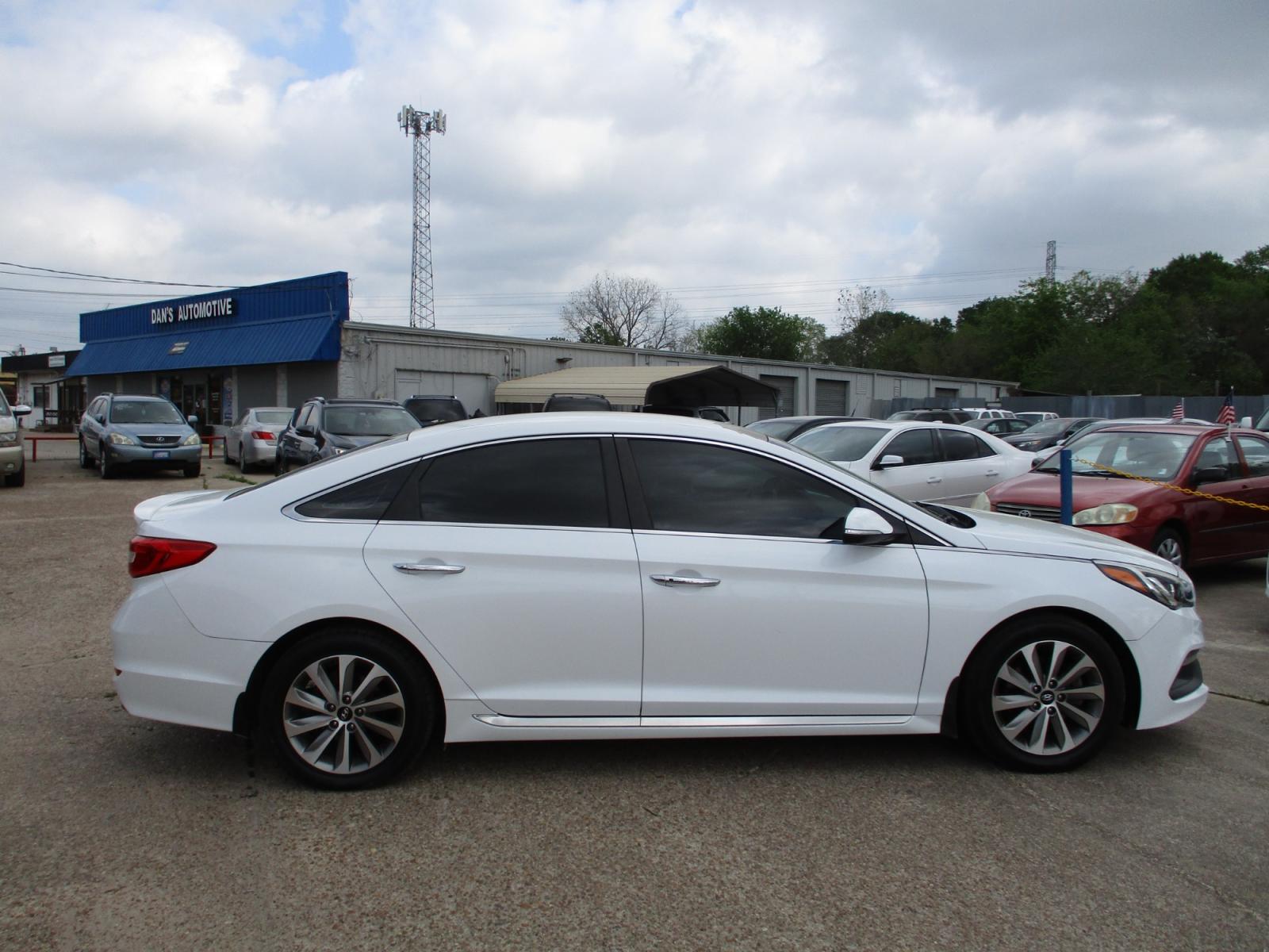 2016 WHITE HYUNDAI SONATA Sport (5NPE34AF8GH) with an 2.4L L4 DOHC 16V engine, 6-SPEED AUTOMATIC transmission, located at 19224 Kuykendahl Rd, Spring, TX, 77379, (713) 947-1245, 30.049259, -95.491402 - WOW! LOW MILES! You will not find a 2016 Hyundai Sonata in better shape with these miles! This car would make a great car for a student on his way to college or for someone looking for low monthly payments! Don’t stall call us today!! Crossroads Autoplex is a family run dealership that has strived - Photo #1