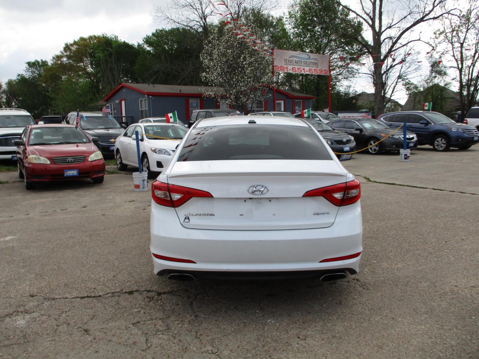 2016 WHITE HYUNDAI SONATA Sport (5NPE34AF8GH) with an 2.4L L4 DOHC 16V engine, 6-SPEED AUTOMATIC transmission, located at 19224 Kuykendahl Rd, Spring, TX, 77379, (713) 947-1245, 30.049259, -95.491402 - WOW! LOW MILES! You will not find a 2016 Hyundai Sonata in better shape with these miles! This car would make a great car for a student on his way to college or for someone looking for low monthly payments! Don’t stall call us today!! Crossroads Autoplex is a family run dealership that has strived - Photo #3