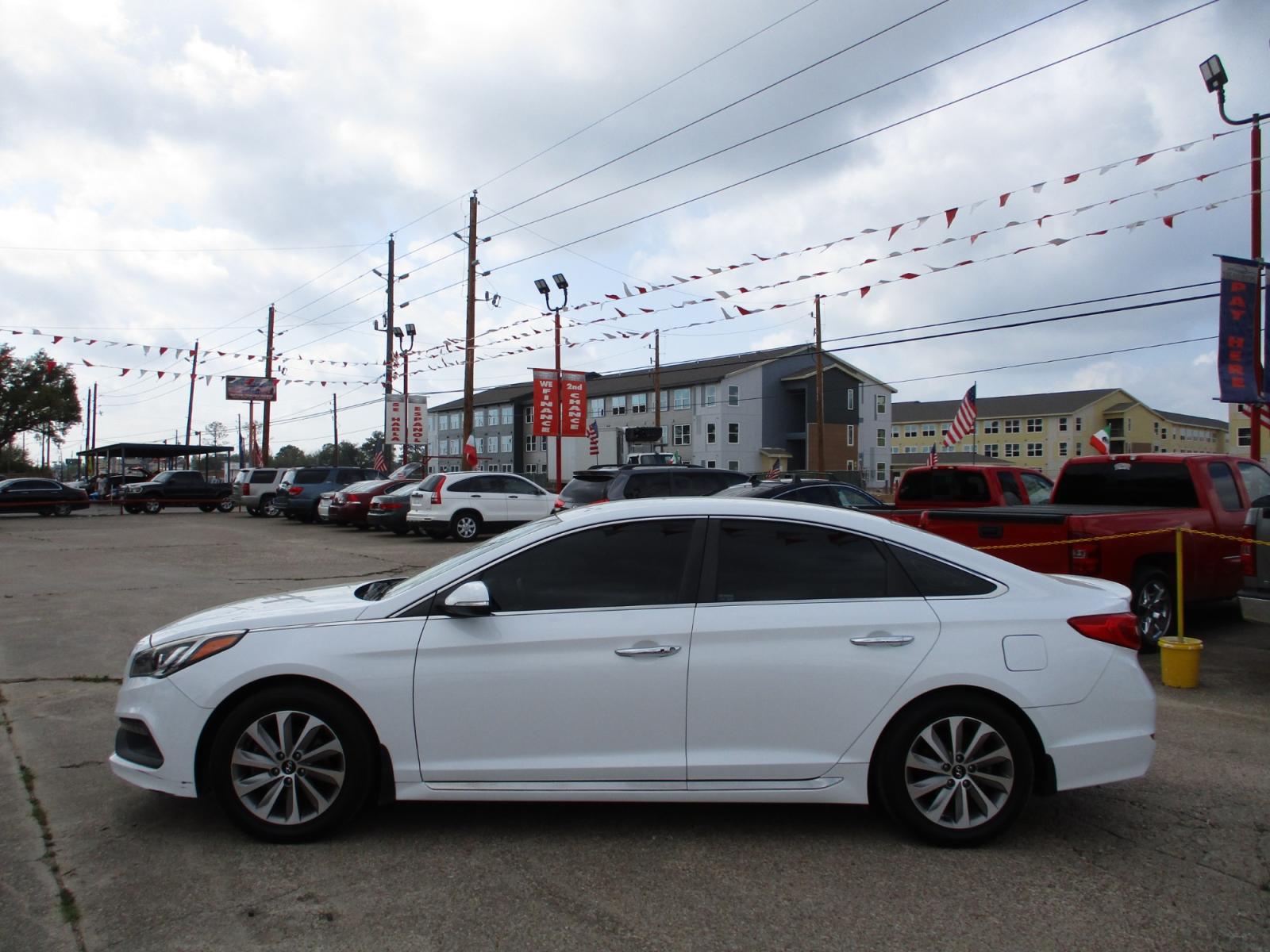 2016 WHITE HYUNDAI SONATA Sport (5NPE34AF8GH) with an 2.4L L4 DOHC 16V engine, 6-SPEED AUTOMATIC transmission, located at 19224 Kuykendahl Rd, Spring, TX, 77379, (713) 947-1245, 30.049259, -95.491402 - WOW! LOW MILES! You will not find a 2016 Hyundai Sonata in better shape with these miles! This car would make a great car for a student on his way to college or for someone looking for low monthly payments! Don’t stall call us today!! Crossroads Autoplex is a family run dealership that has strived - Photo #5