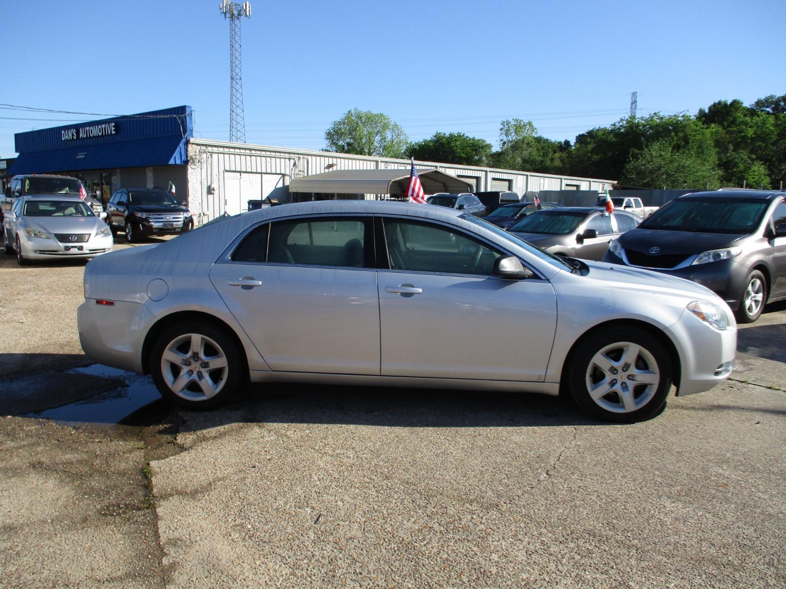 2009 SILVER /GRAY CHEVROLET MALIBU LS (1G1ZG57BX9F) with an 2.4L L4 DOHC 16V engine, 4-SPEED AUTOMATIC transmission, located at 19224 Kuykendahl Rd, Spring, TX, 77379, (713) 947-1245, 30.049259, -95.491402 - NEW ARRIVAL! LOW MILES! This 2009 Chevrolet Malibu is pristine condition and been very well taken care of. It is the first year of this new body style for the Malibu that it is as sharp looking as the brand new ones. This car is a perfect fit for a small family while still getting you up to 34 mile - Photo #1
