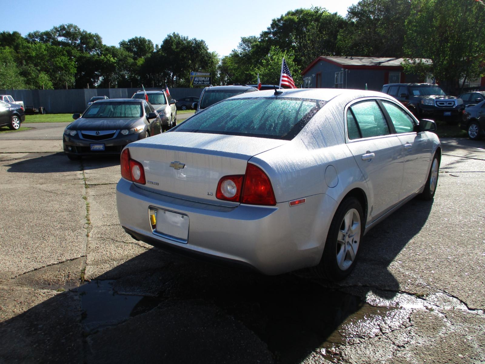 2009 SILVER /GRAY CHEVROLET MALIBU LS (1G1ZG57BX9F) with an 2.4L L4 DOHC 16V engine, 4-SPEED AUTOMATIC transmission, located at 19224 Kuykendahl Rd, Spring, TX, 77379, (713) 947-1245, 30.049259, -95.491402 - NEW ARRIVAL! LOW MILES! This 2009 Chevrolet Malibu is pristine condition and been very well taken care of. It is the first year of this new body style for the Malibu that it is as sharp looking as the brand new ones. This car is a perfect fit for a small family while still getting you up to 34 mile - Photo #2