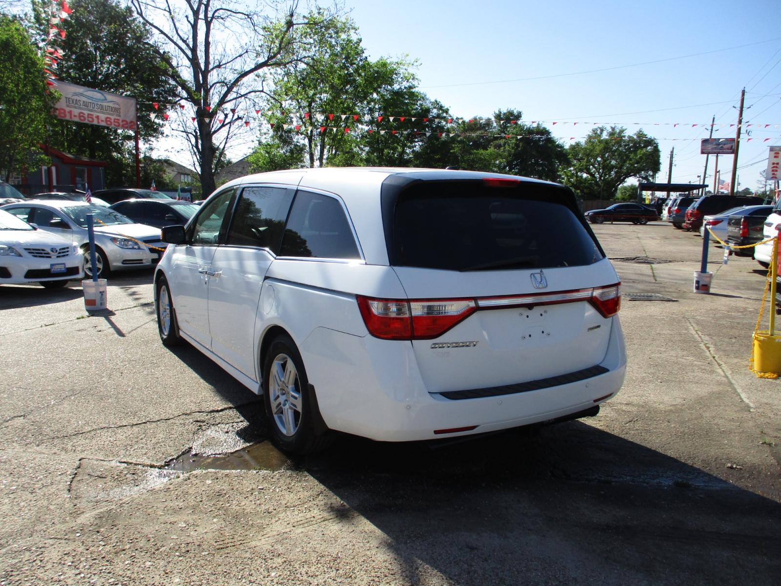 2011 WHITE /GRAY HONDA ODYSSEY Touring (5FNRL5H90BB) with an 3.5L V6 SOHC 24V engine, 5-SPEED AUTOMATIC transmission, located at 19224 Kuykendahl Rd, Spring, TX, 77379, (713) 947-1245, 30.049259, -95.491402 - used car loans/financing to South Houston TX, Pasadena TX, Galena Park TX, Jacinto City TX, Deer Park TX, Pearland TX, Cloverleaf TX, Friendswood TX, Houston TX, Channelview TX, Webster TX, West University Place TX, La Porte TX, League City TX, The Woodlands TX, Cypress TX, Spring TX Bellaire TX & S - Photo #4