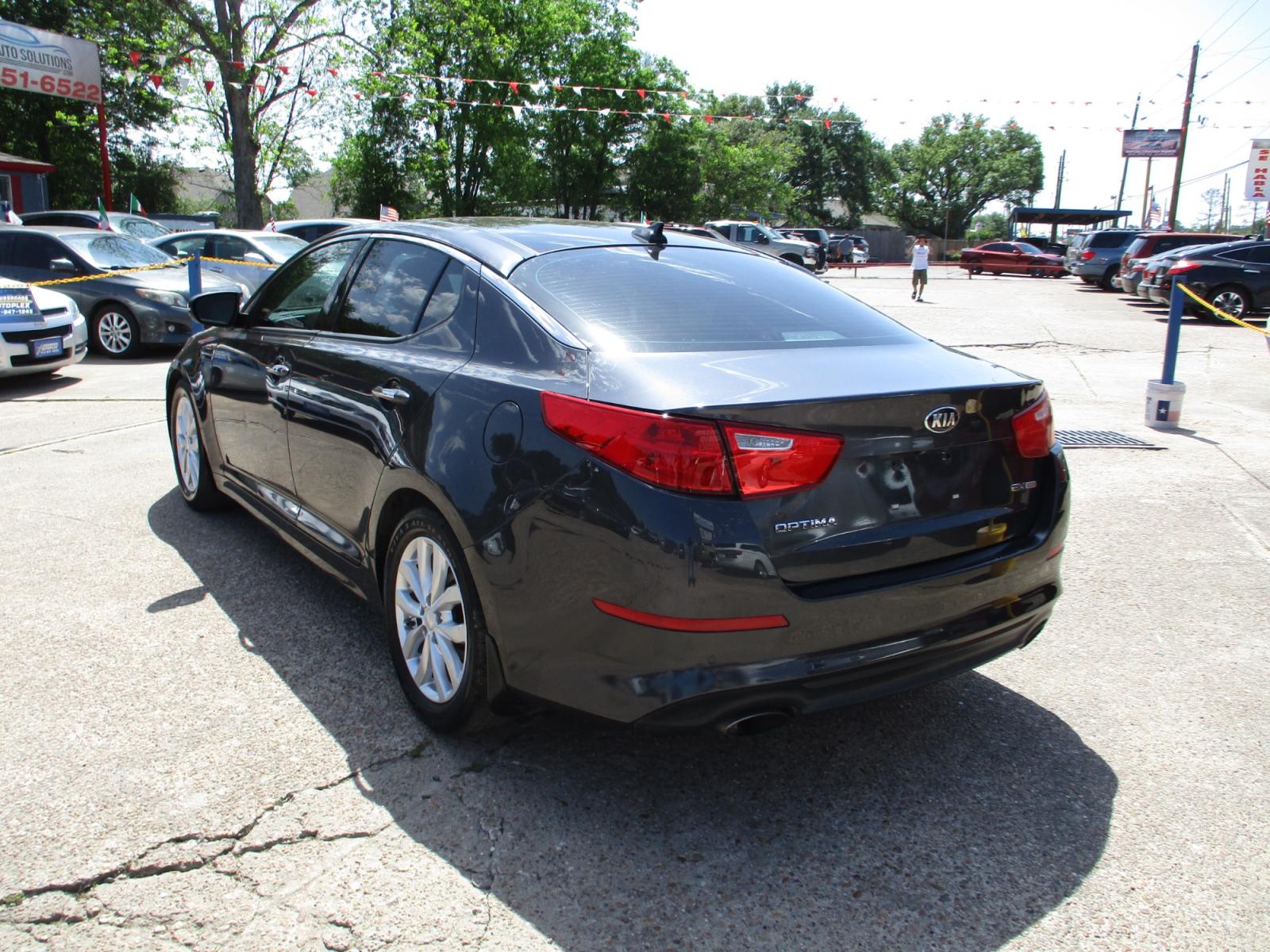 2015 SILVER KIA OPTIMA EX (5XXGN4A70FG) with an 2.4L L4 DOHC 16V engine, 6-SPEED AUTOMATIC transmission, located at 19224 Kuykendahl Rd, Spring, TX, 77379, (713) 947-1245, 30.049259, -95.491402 - Photo #4