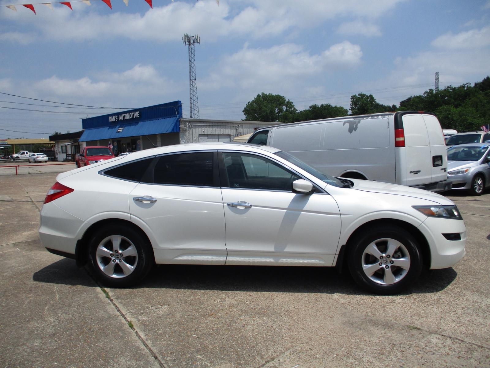 2010 WHITE HONDA ACCORD CROSSTOUR EX 2WD 5-Spd AT (5J6TF1H35AL) with an 3.5L V6 SOHC 24V engine, 5-SPEED AUTOMATIC transmission, located at 19224 Kuykendahl Rd, Spring, TX, 77379, (713) 947-1245, 30.049259, -95.491402 - Photo #1