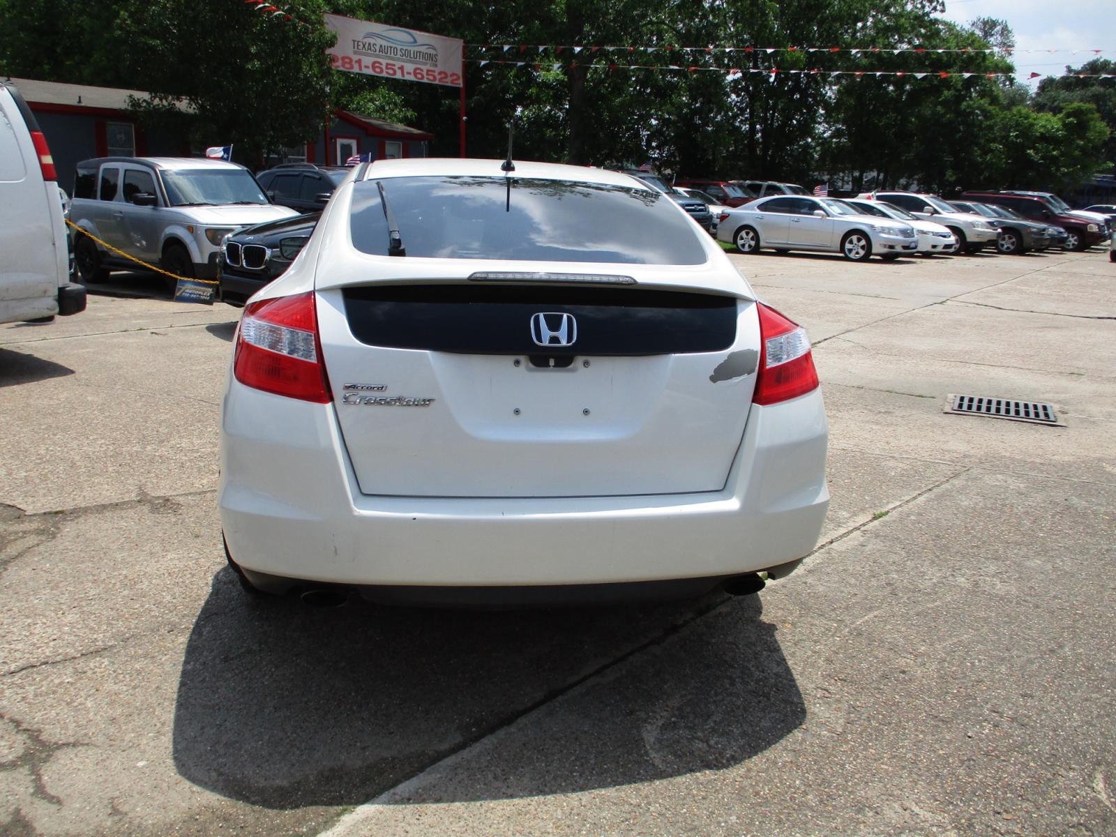 2010 WHITE HONDA ACCORD CROSSTOUR EX 2WD 5-Spd AT (5J6TF1H35AL) with an 3.5L V6 SOHC 24V engine, 5-SPEED AUTOMATIC transmission, located at 19224 Kuykendahl Rd, Spring, TX, 77379, (713) 947-1245, 30.049259, -95.491402 - Photo #3