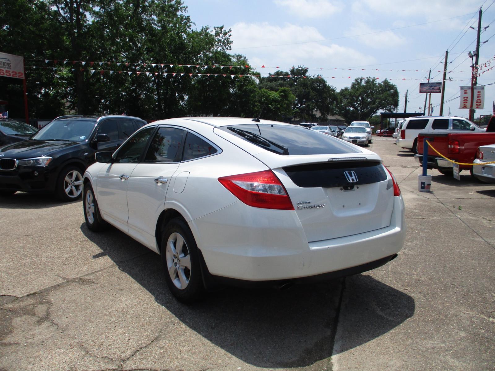 2010 WHITE HONDA ACCORD CROSSTOUR EX 2WD 5-Spd AT (5J6TF1H35AL) with an 3.5L V6 SOHC 24V engine, 5-SPEED AUTOMATIC transmission, located at 19224 Kuykendahl Rd, Spring, TX, 77379, (713) 947-1245, 30.049259, -95.491402 - Photo #4