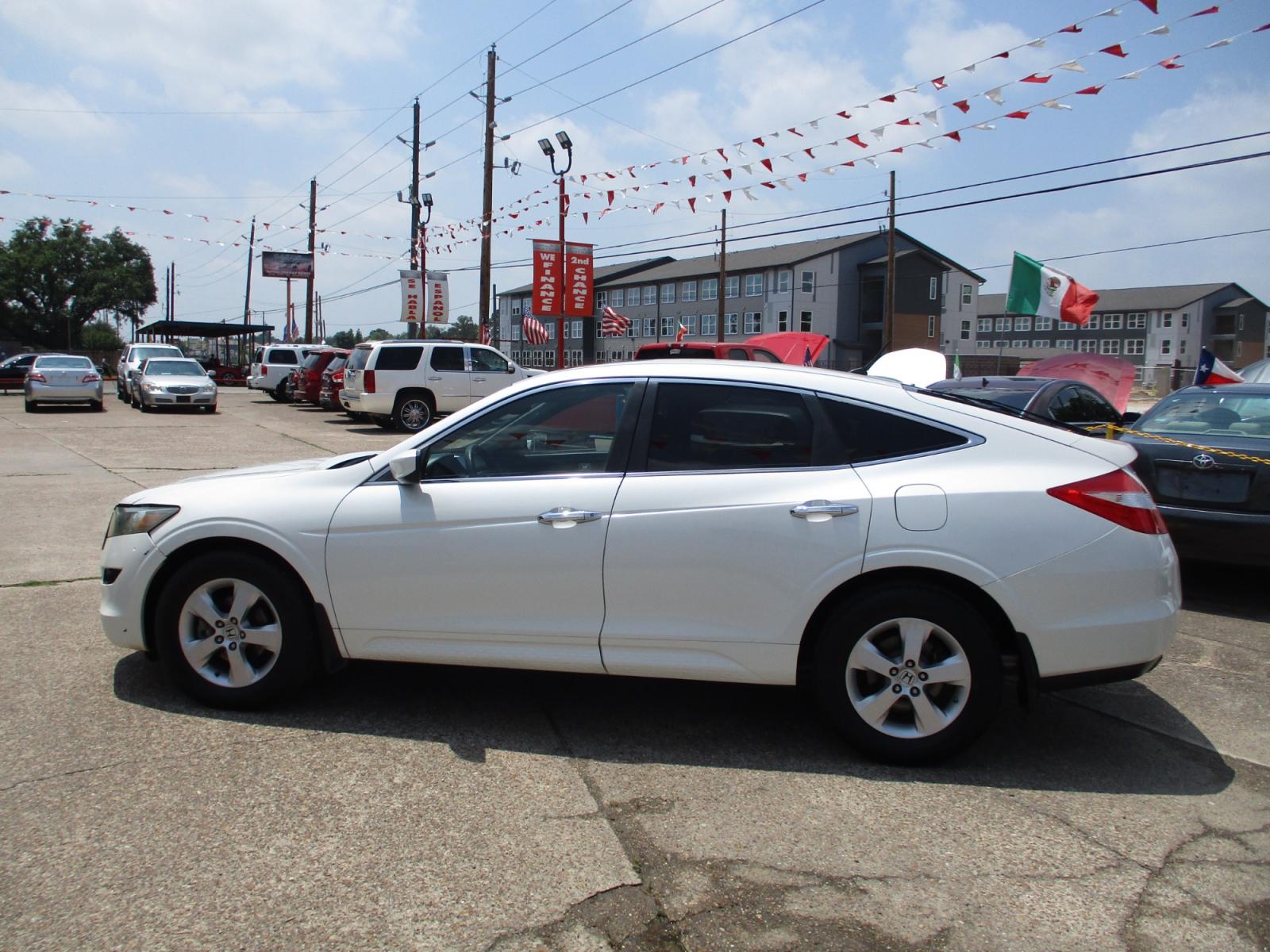 2010 WHITE HONDA ACCORD CROSSTOUR EX 2WD 5-Spd AT (5J6TF1H35AL) with an 3.5L V6 SOHC 24V engine, 5-SPEED AUTOMATIC transmission, located at 19224 Kuykendahl Rd, Spring, TX, 77379, (713) 947-1245, 30.049259, -95.491402 - Photo #5